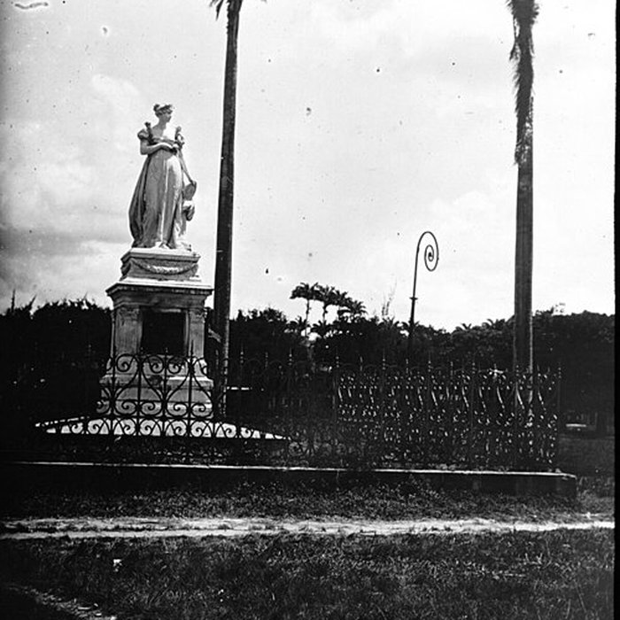 Photo de Statue de lImpératrice Joséphine, située sur la savane