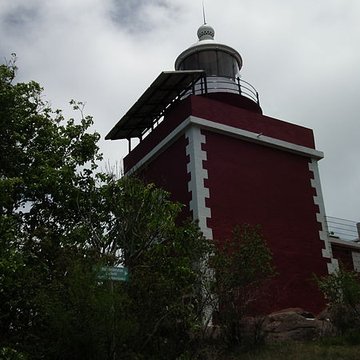 Phare de la Caravelle, situé pointe de la Caravelle