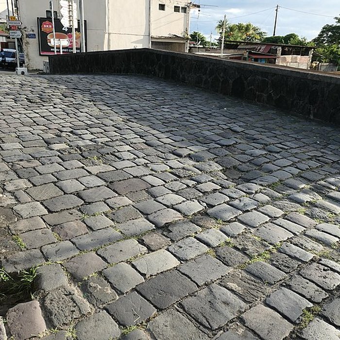 Photo de Pont Militaire : piliers, en bordure de la rivière Roxelane