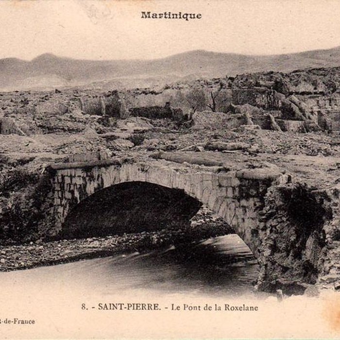 Photo de Pont Militaire : piliers, en bordure de la rivière Roxelane