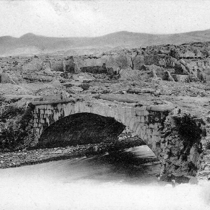 Photo de Pont Militaire : piliers, en bordure de la rivière Roxelane