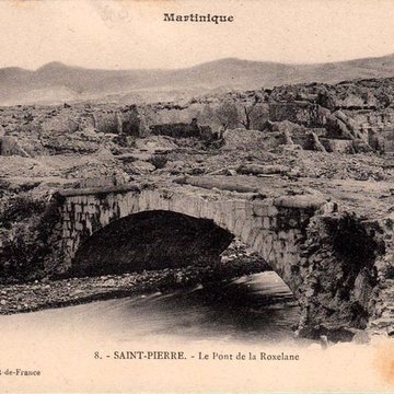 Pont Militaire : piliers, en bordure de la rivière Roxelane