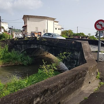 Pont Militaire : piliers, en bordure de la rivière Roxelane