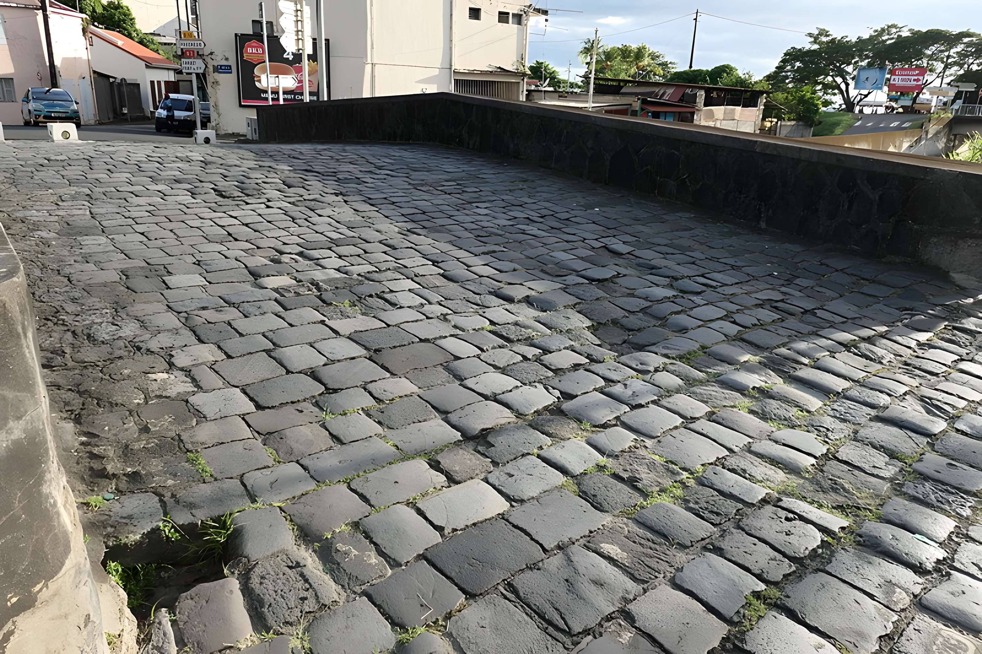 Pont Militaire : piliers, en bordure de la rivière Roxelane