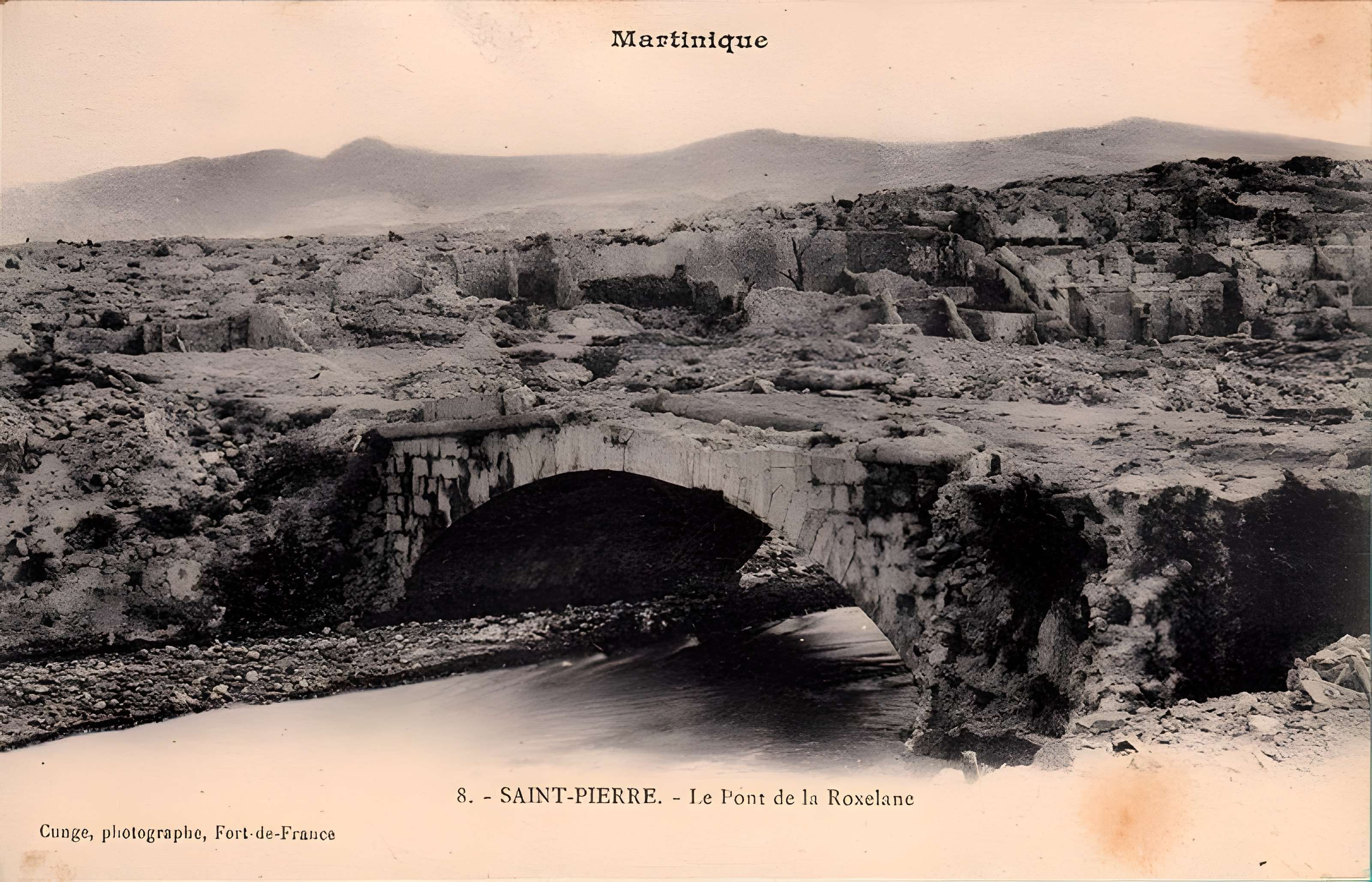 Pont Militaire : piliers, en bordure de la rivière Roxelane