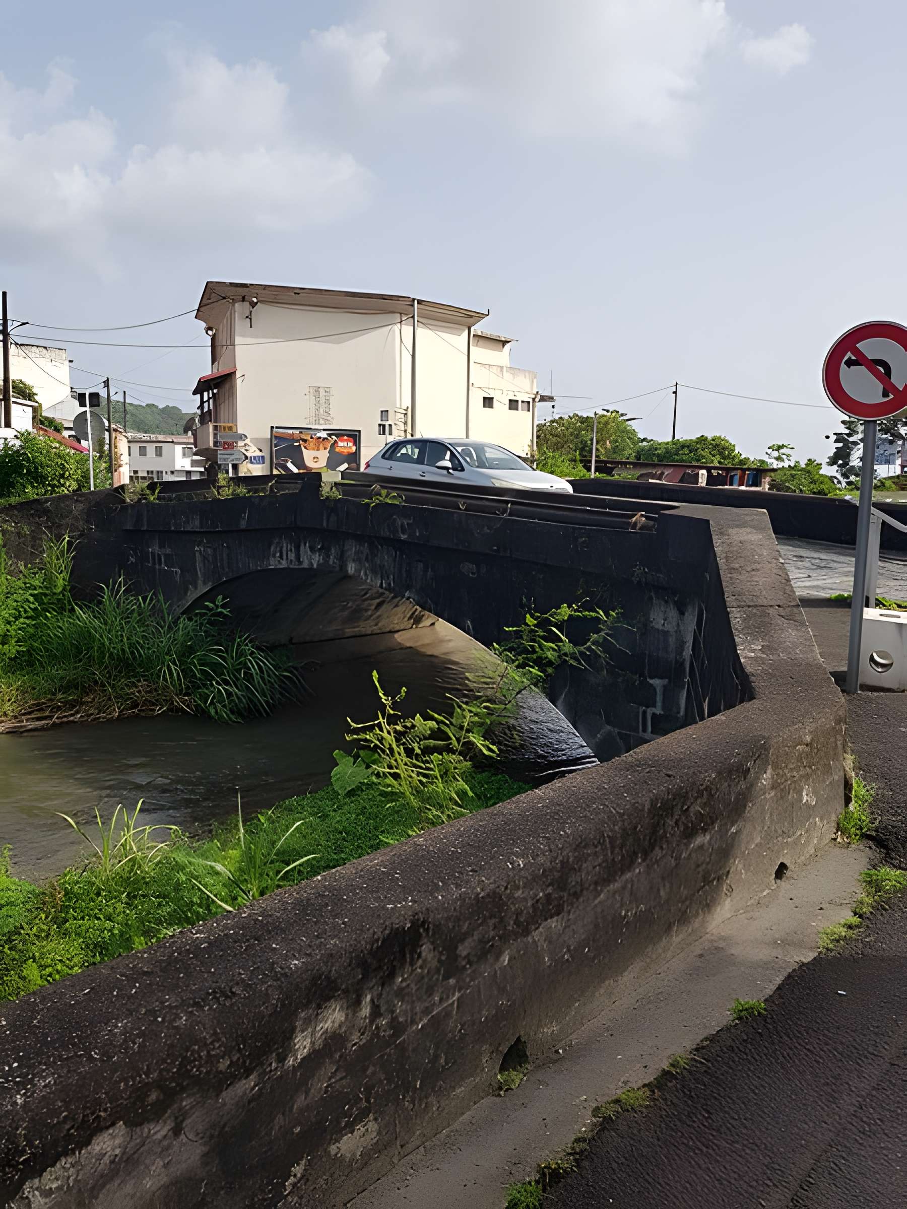 Pont Militaire : piliers, en bordure de la rivière Roxelane