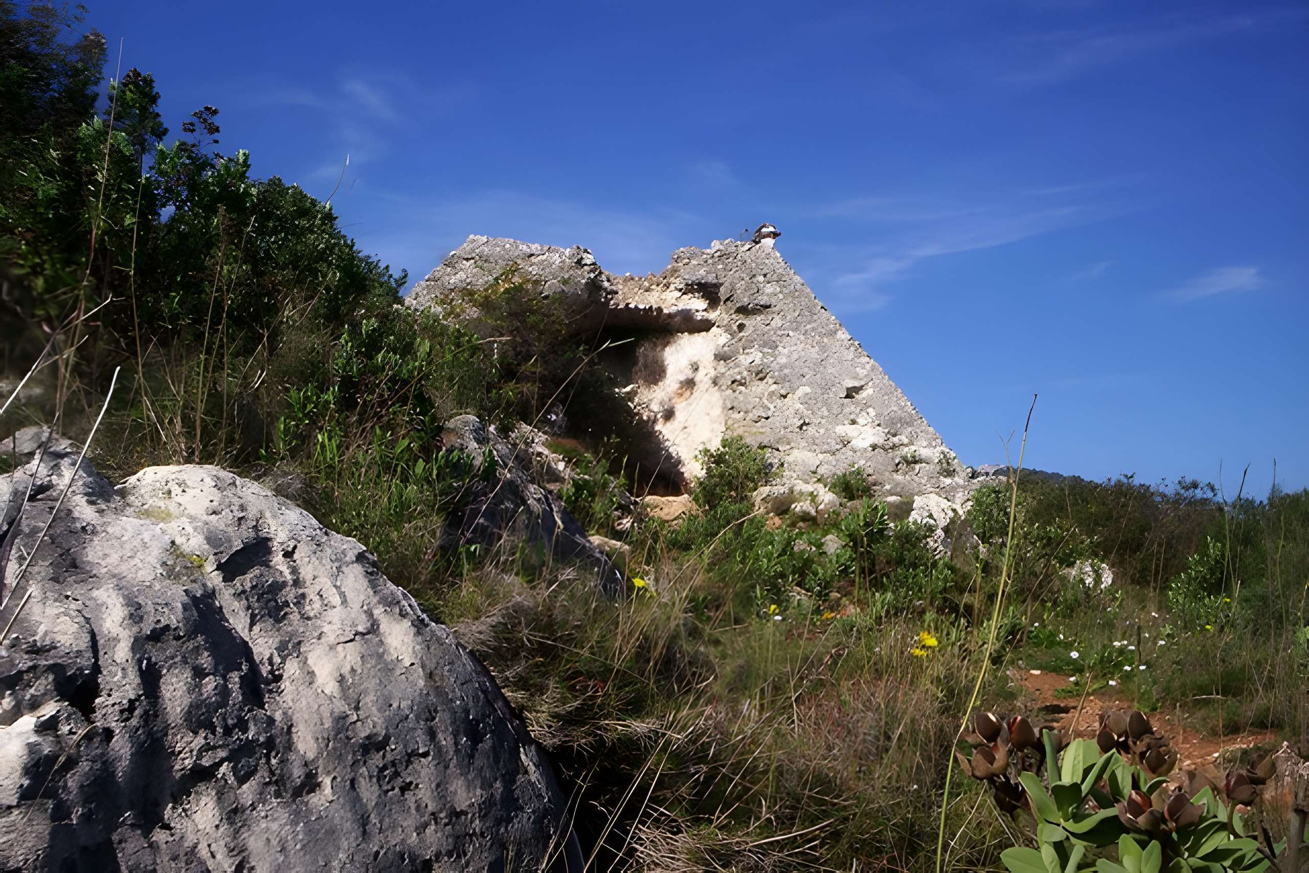 Pyramide de Falicon et grotte de Ratapignata à Falicon 