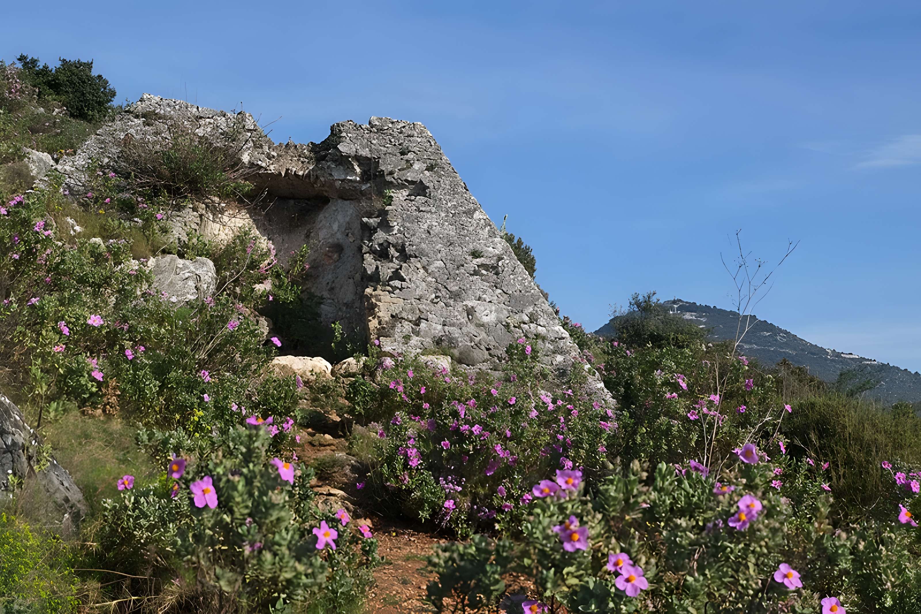 Pyramide de Falicon et grotte de Ratapignata à Falicon