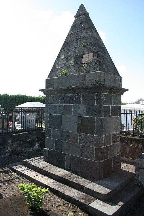Photo de Monument funéraire de Nicole Robinet de la Serve, situé dans le cimetière