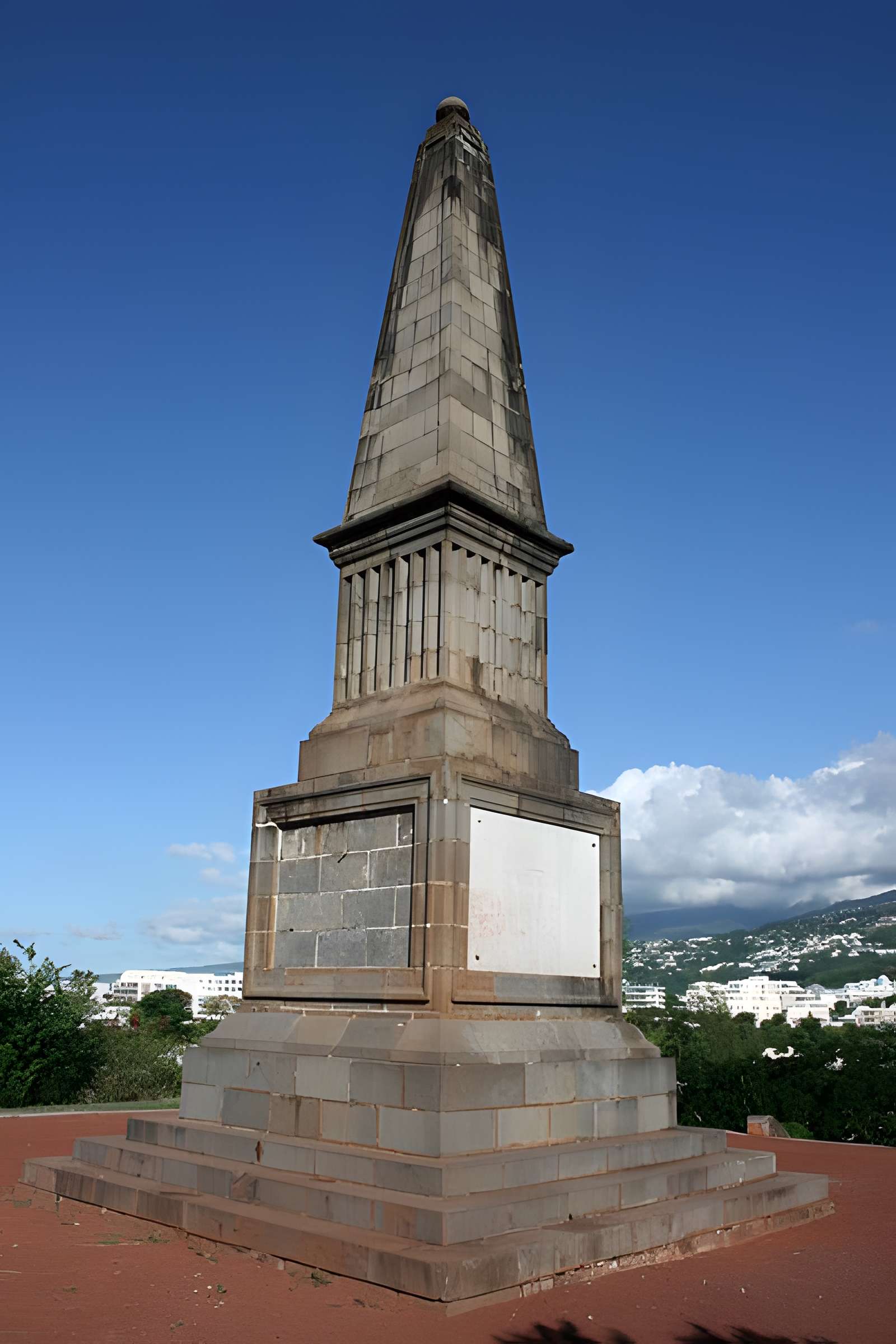 Les mausolées anglais et français, situés au lieudit La Redoute