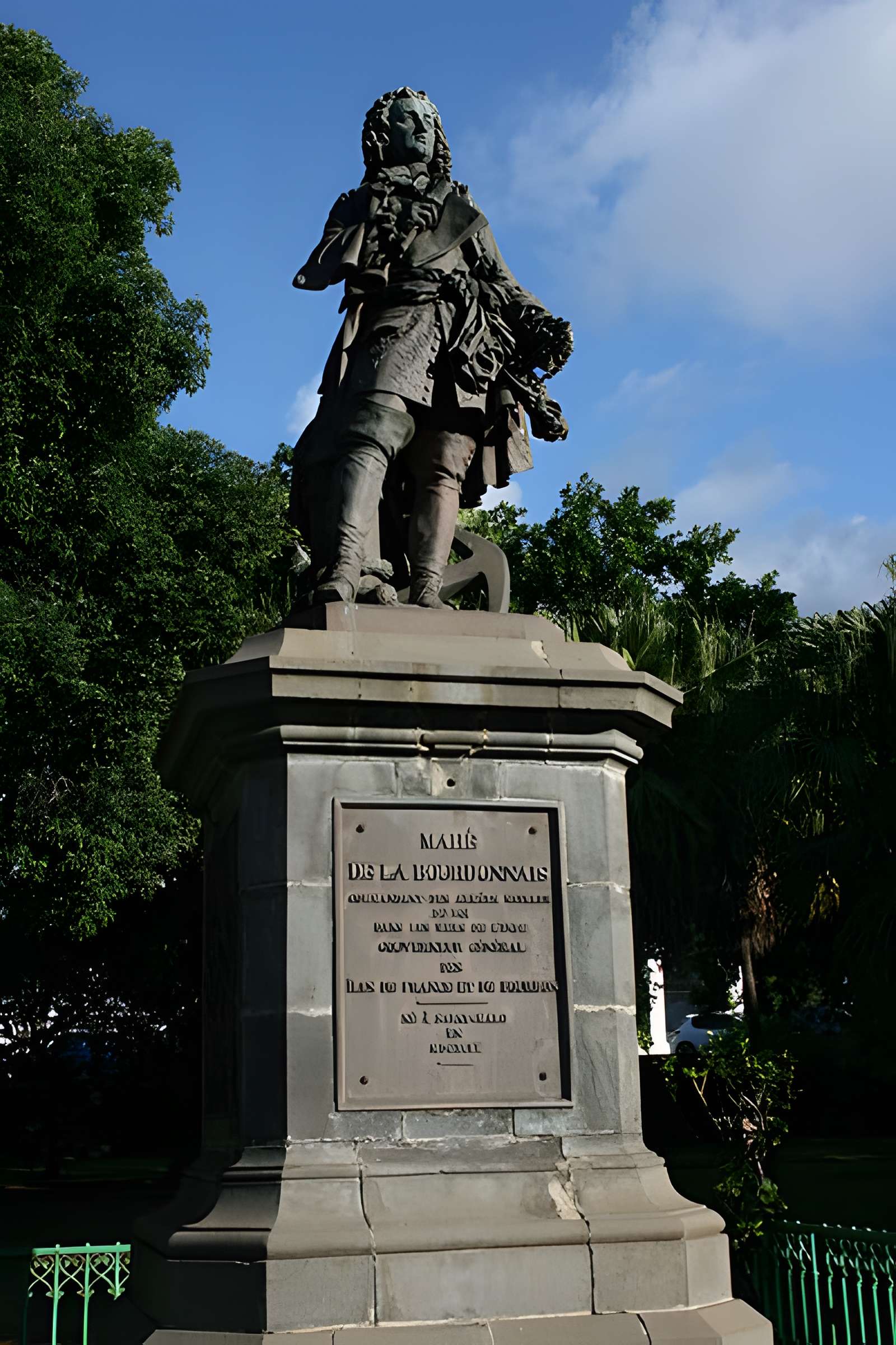 Statue de François Mahé de La Bourdonnais