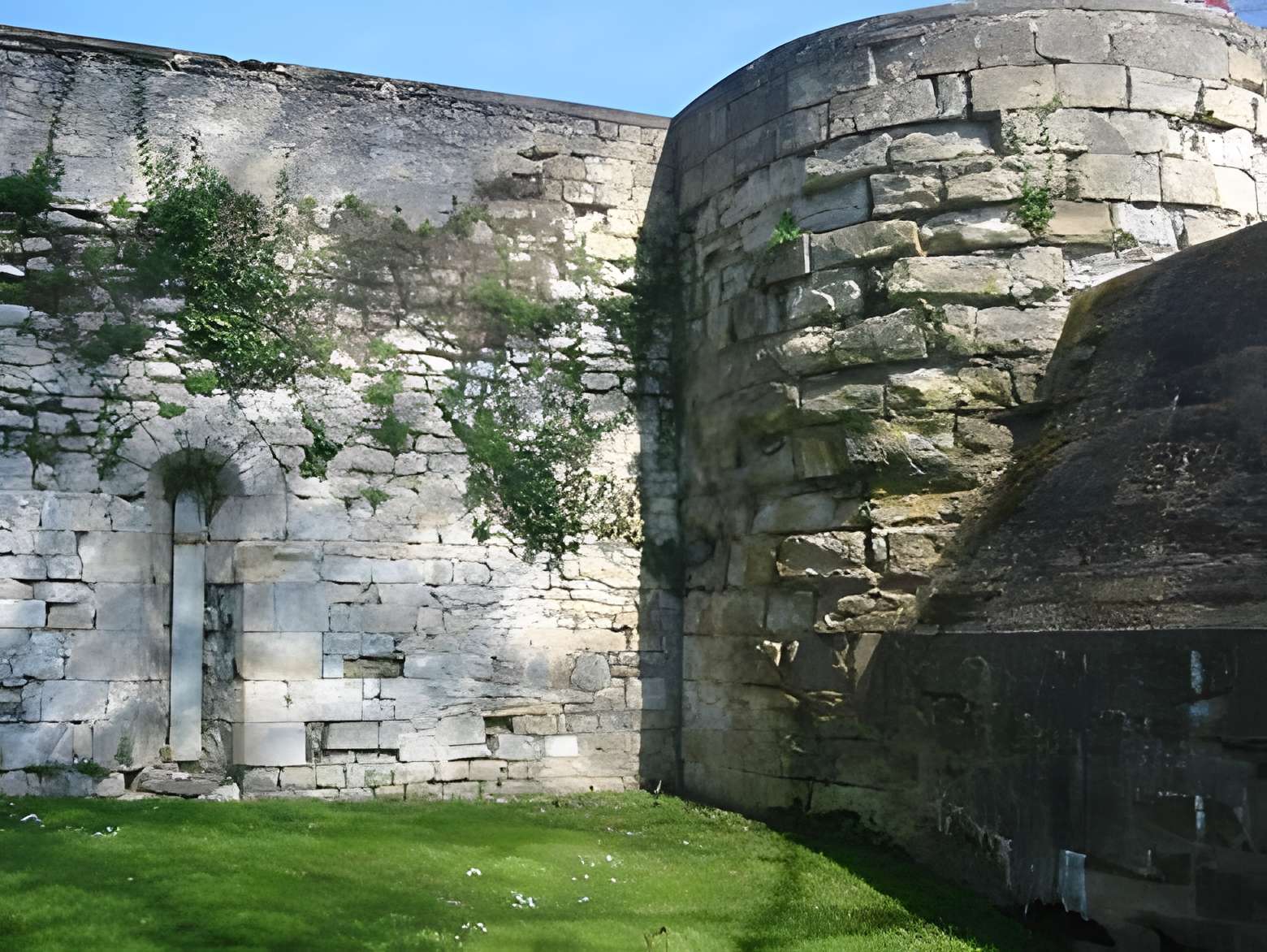 Remparts de la tour du Havre à la Loire de Nevers 