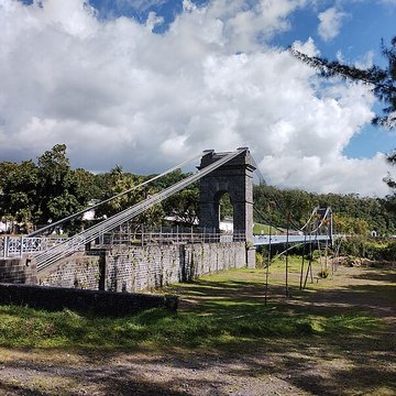 Pont suspendu de la rivière de lEst