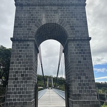 Pont suspendu de la rivière de lEst