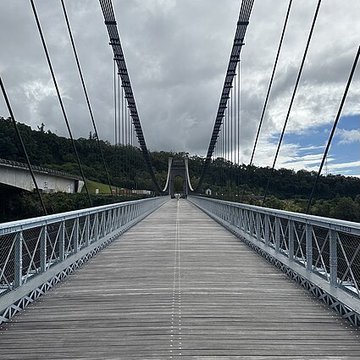 Pont suspendu de la rivière de lEst