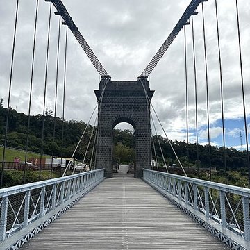 Pont suspendu de la rivière de lEst