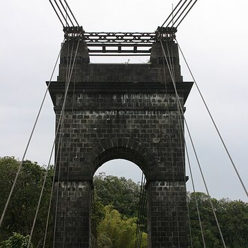 Pont suspendu de la rivière de lEst