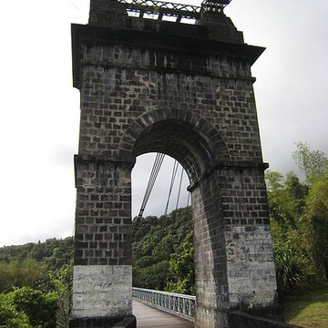 Pont suspendu de la rivière de lEst