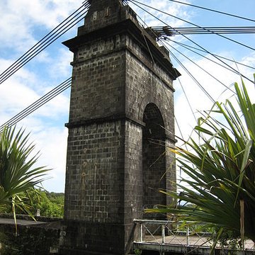 Pont suspendu de la rivière de lEst