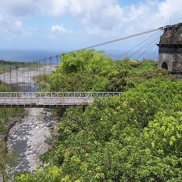 Pont suspendu de la rivière de lEst