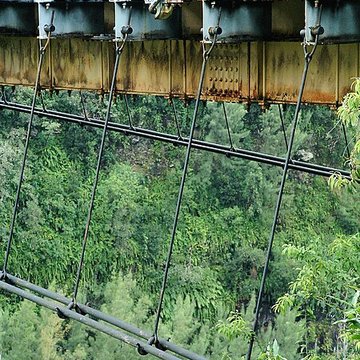 Pont suspendu de la rivière de lEst