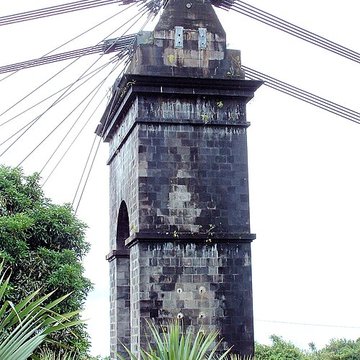 Pont suspendu de la rivière de lEst