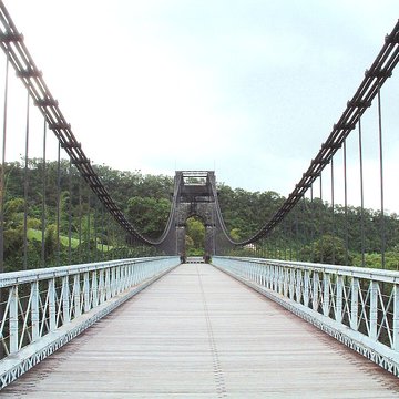 Pont suspendu de la rivière de lEst