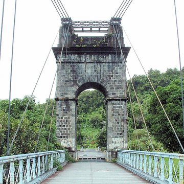 Pont suspendu de la rivière de lEst
