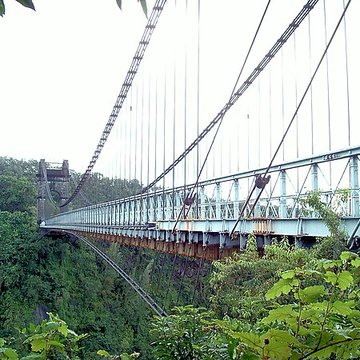 Pont suspendu de la rivière de lEst