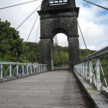 Pont suspendu de la rivière de lEst