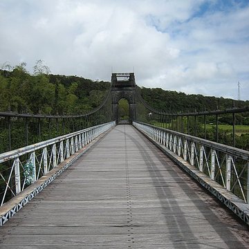 Pont suspendu de la rivière de lEst