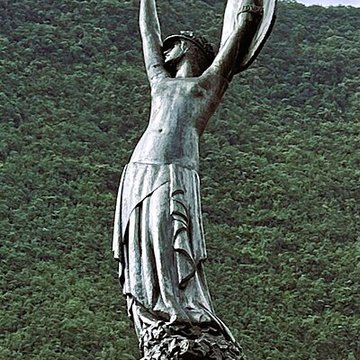 Monument aux morts intitulé lAme de la France, situé à Hell-Bourg