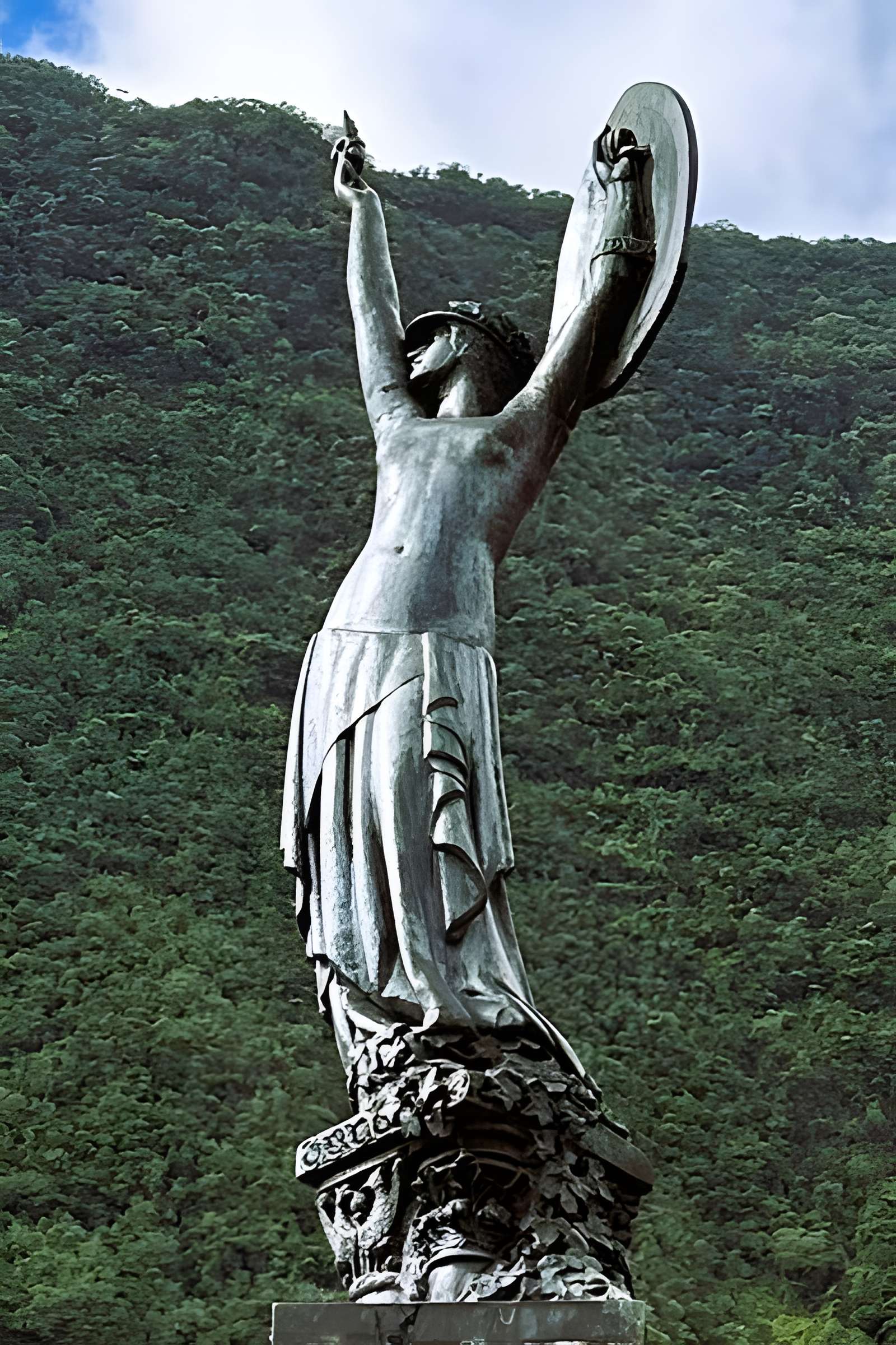 Monument aux morts intitulé l'Ame de la France, situé à Hell-Bourg