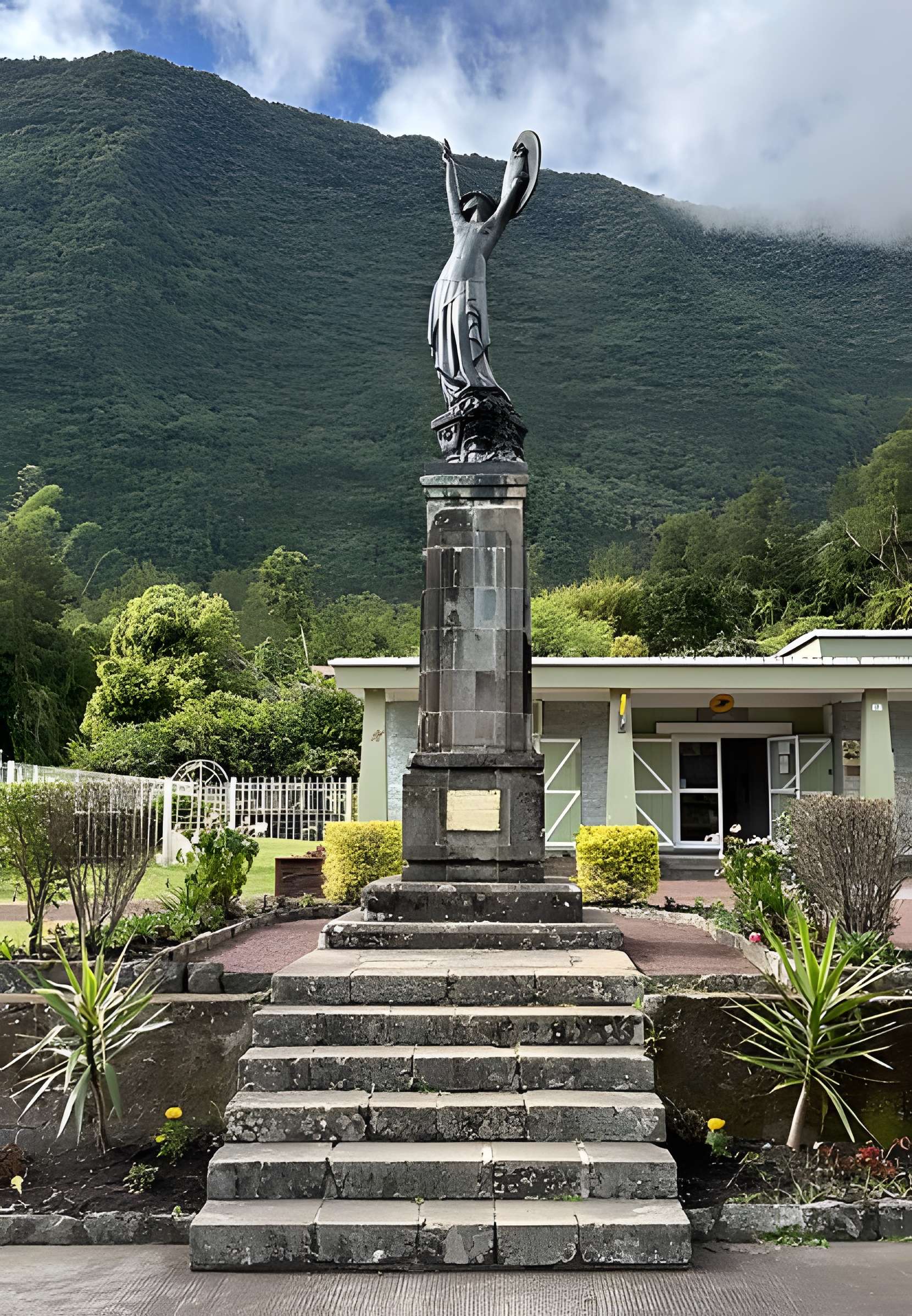 Monument aux morts intitulé l'Ame de la France, situé à Hell-Bourg