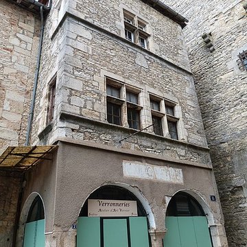 Maison voisine de la porte de ville carrée
