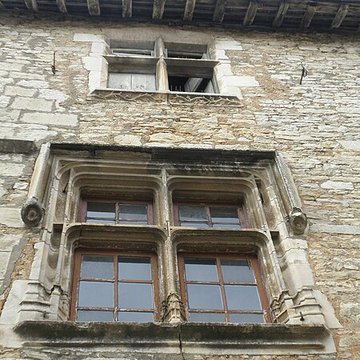 Maison voisine de la porte de ville carrée