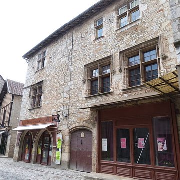 Maison voisine de la porte de ville carrée