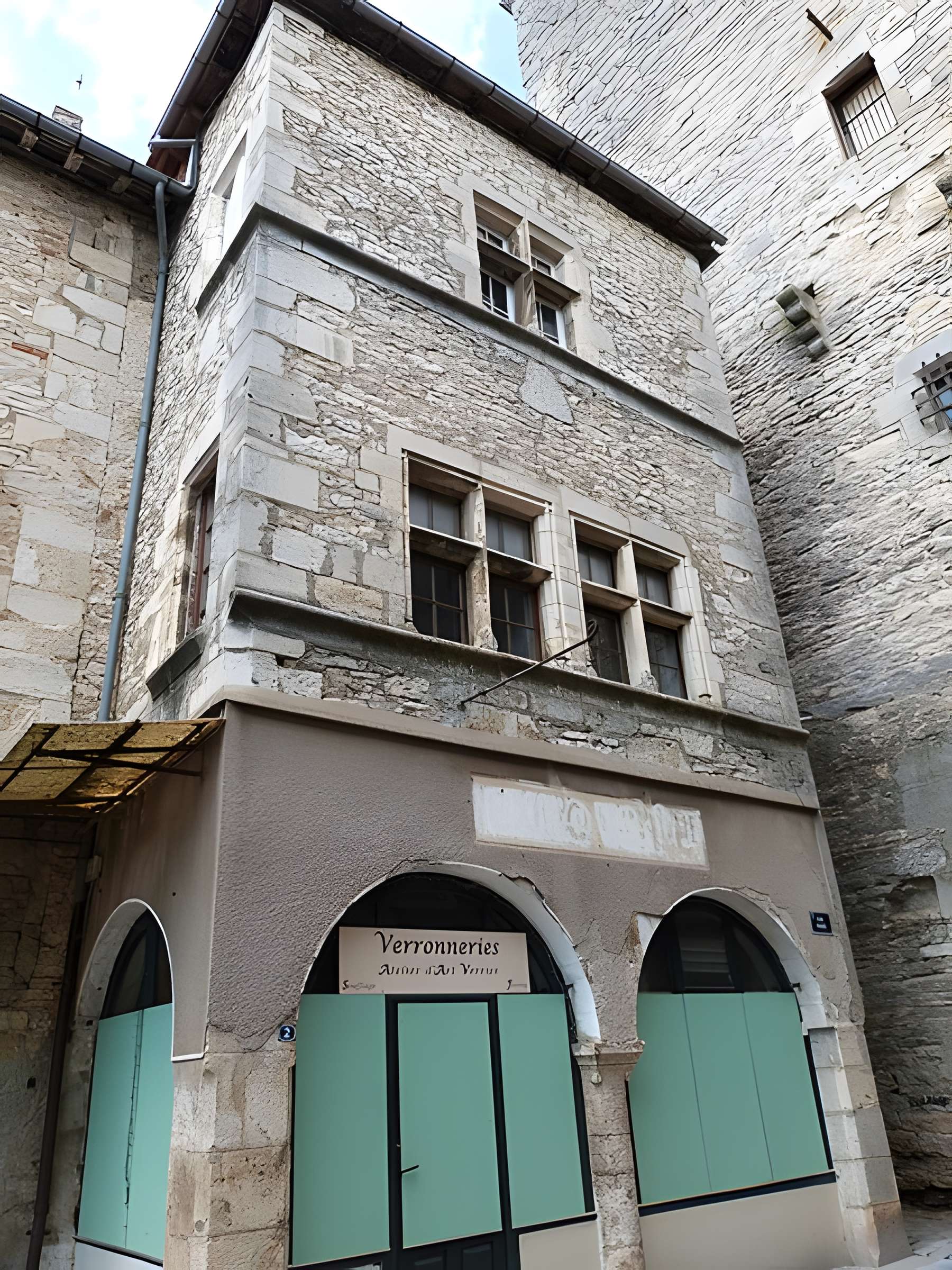 Maison voisine de la porte de ville carrée