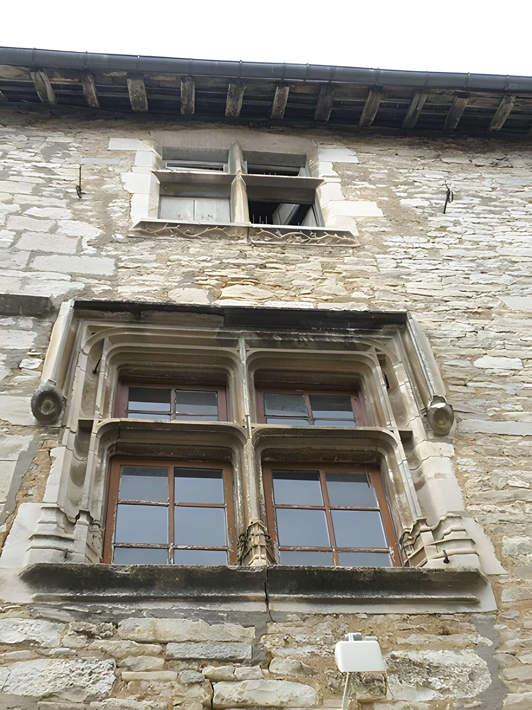 Maison voisine de la porte de ville carrée