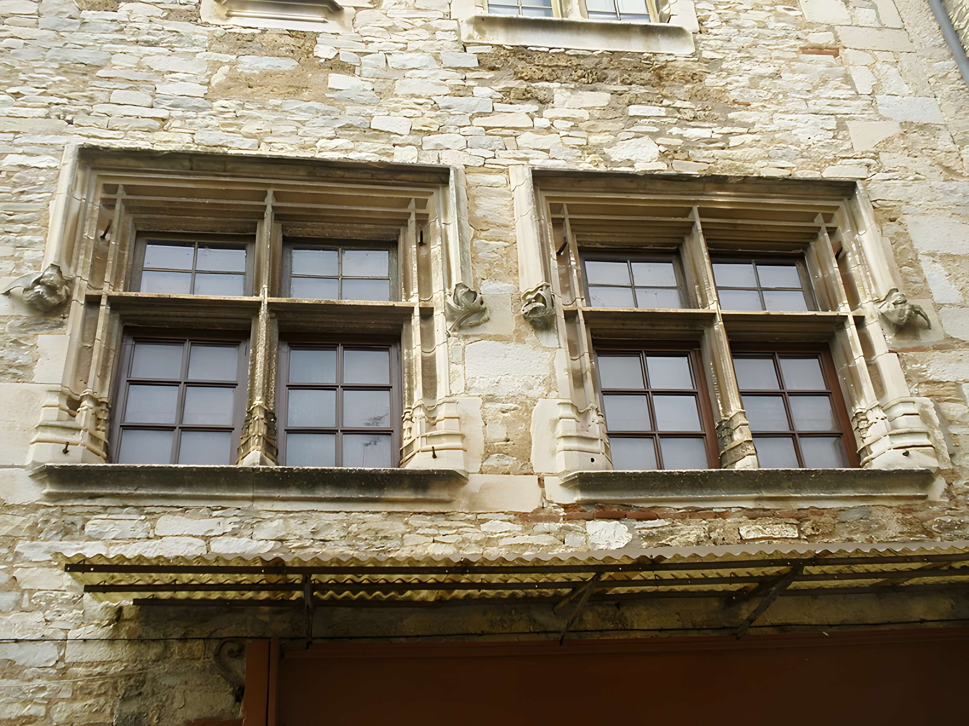 Maison voisine de la porte de ville carrée