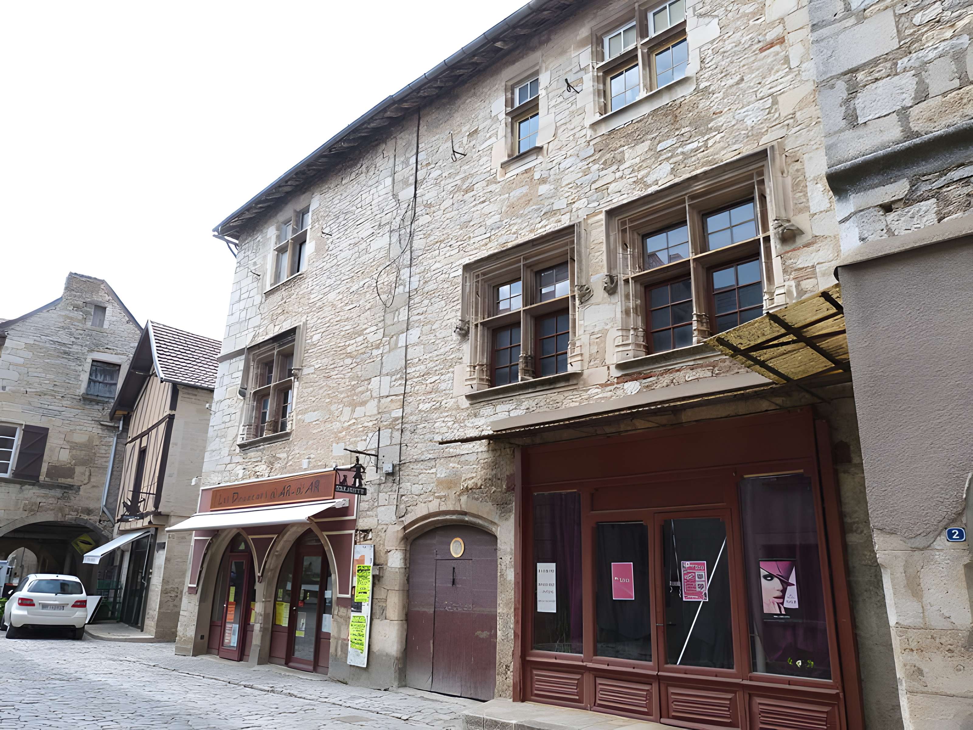 Maison voisine de la porte de ville carrée