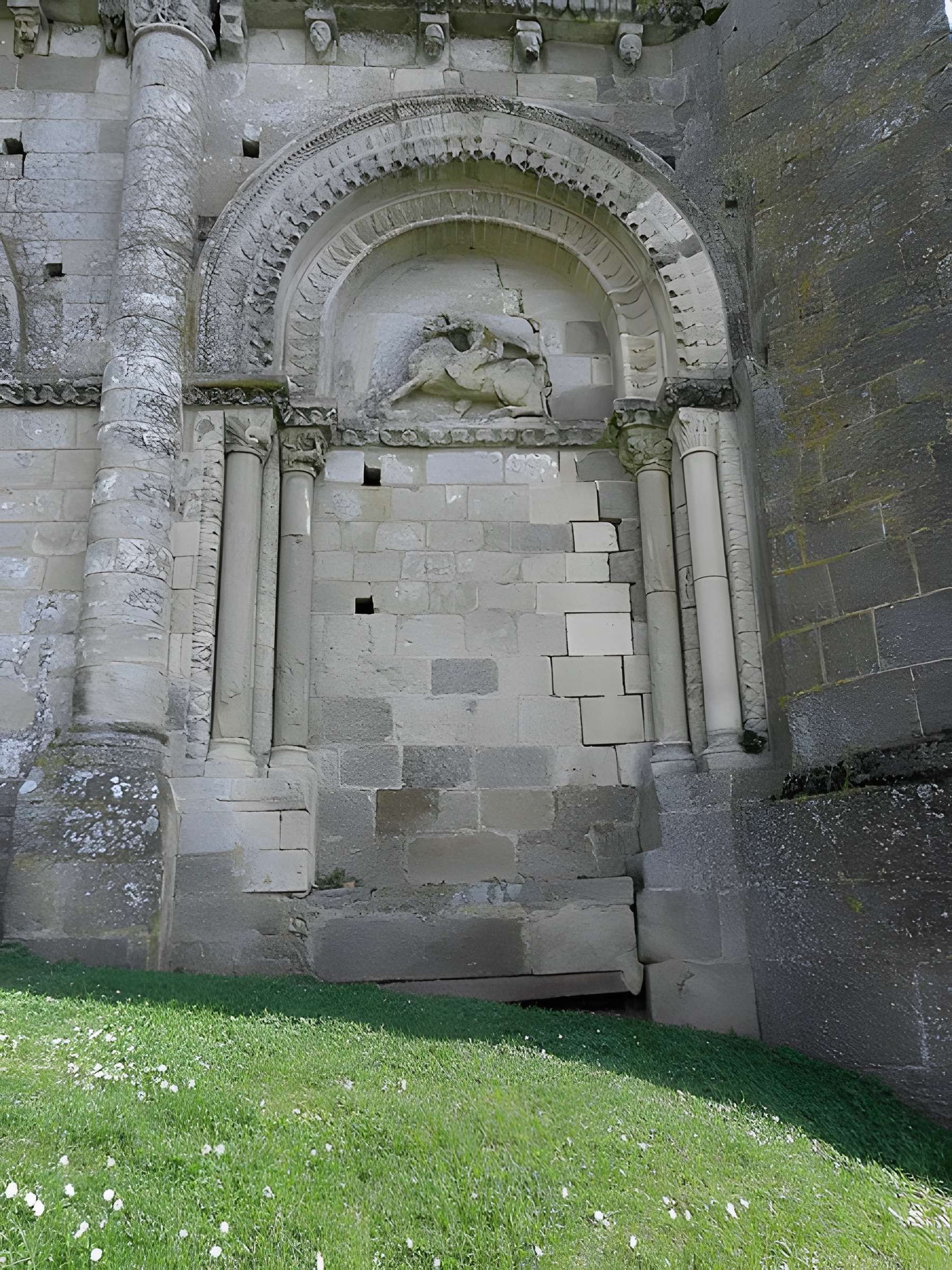 Ancienne église priorale Saint-Pierre de Parthenay-le-Vieux