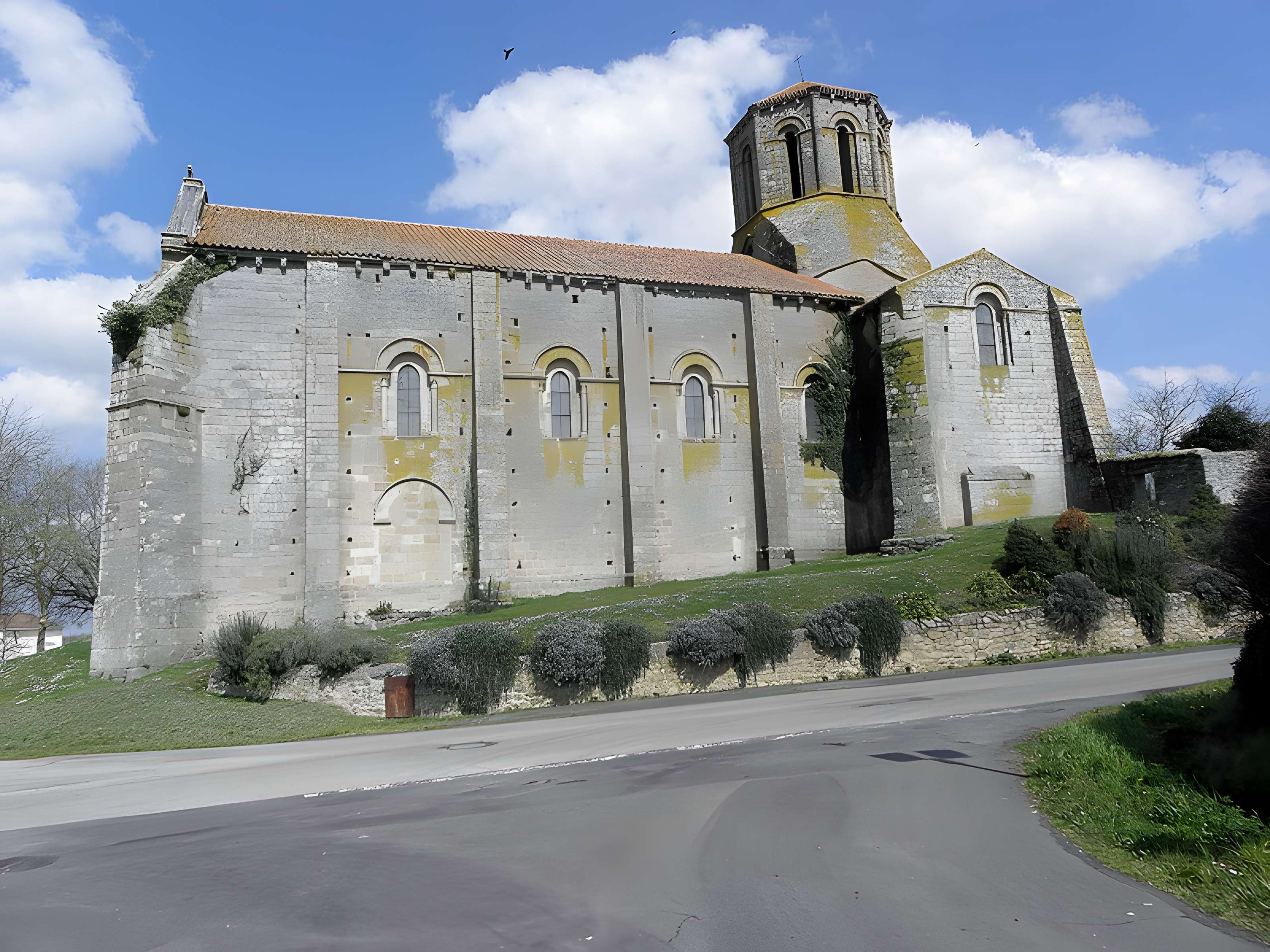 Ancienne église priorale Saint-Pierre de Parthenay-le-Vieux