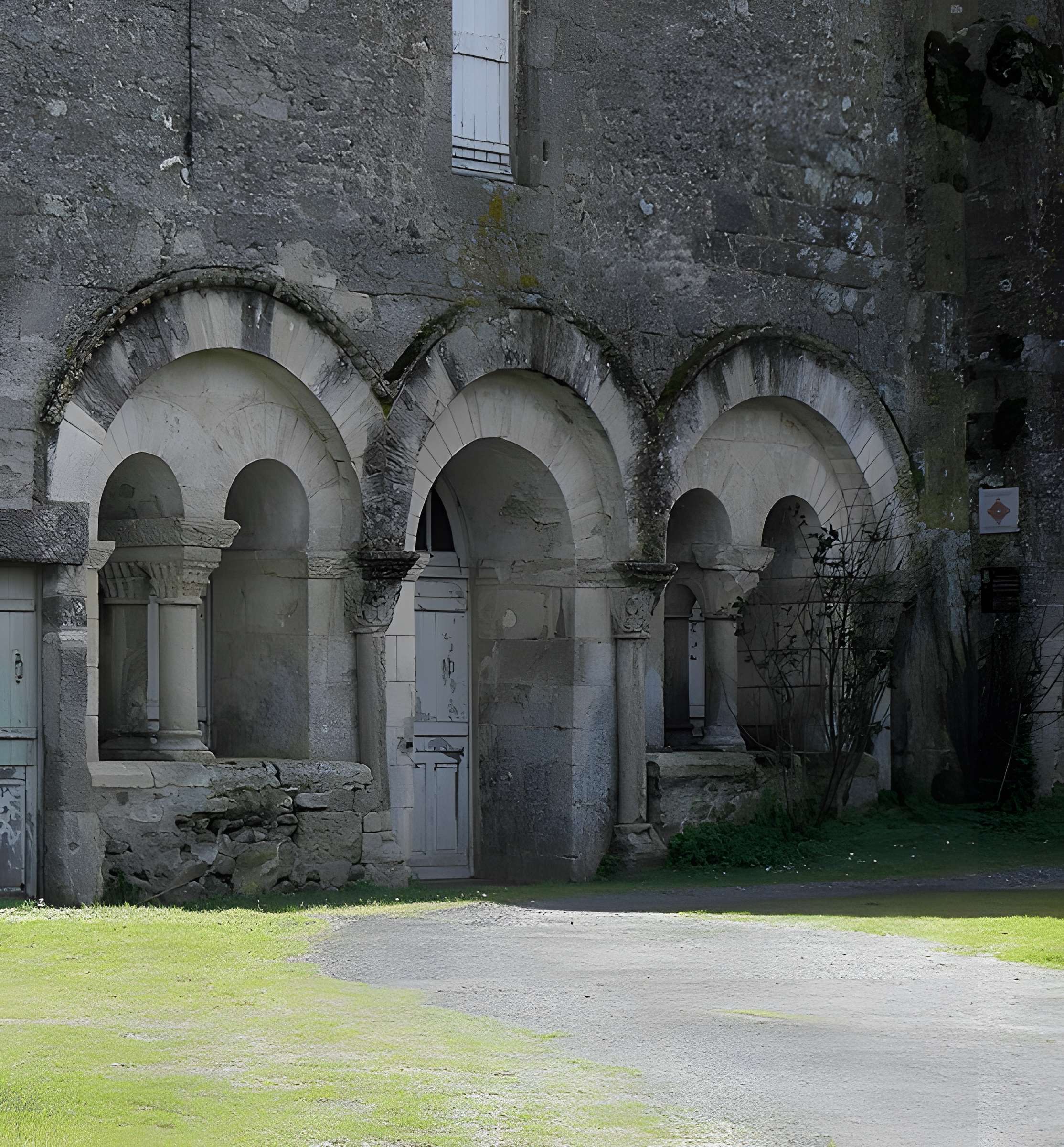 Ancienne église priorale Saint-Pierre de Parthenay-le-Vieux