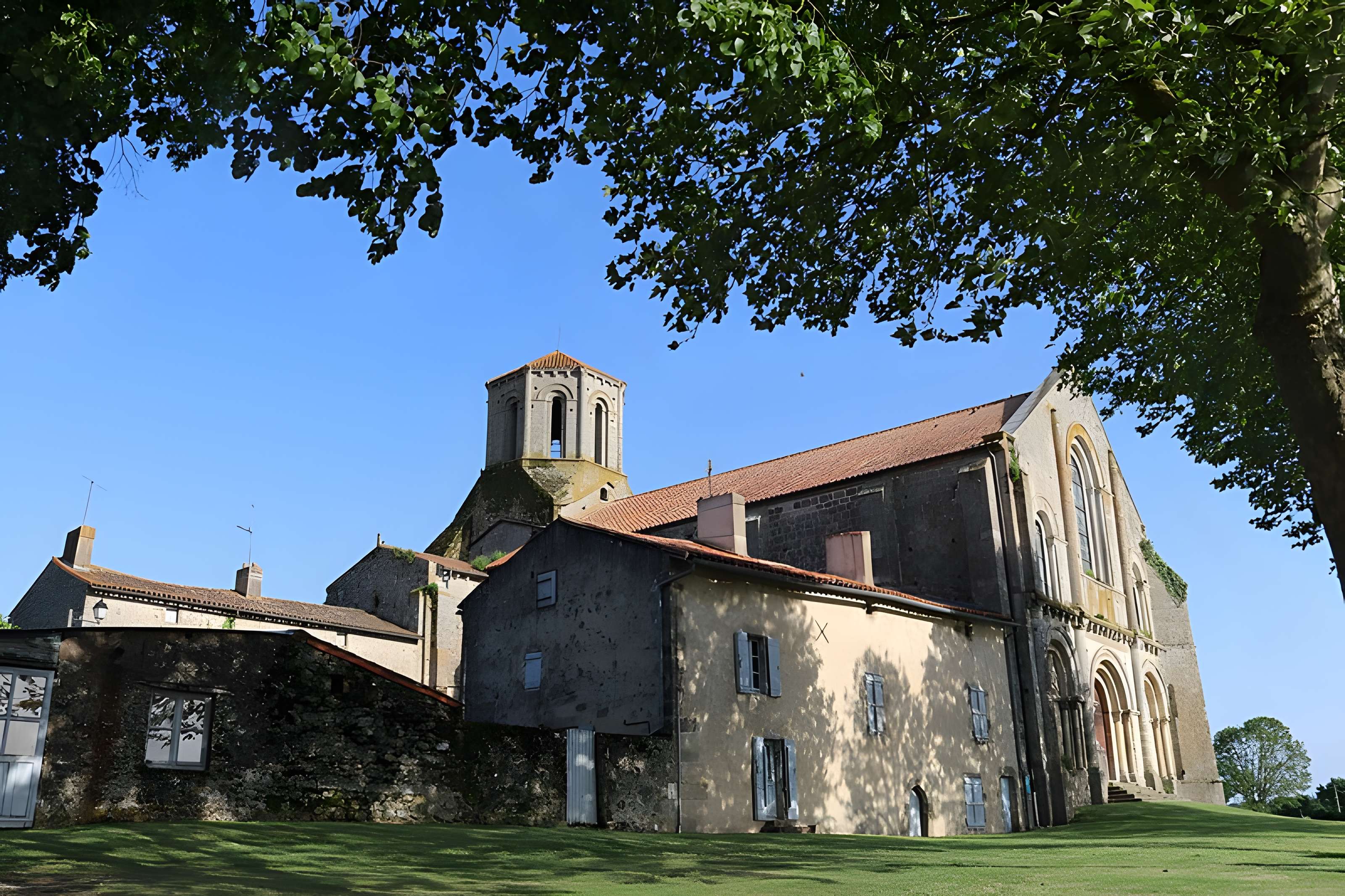 Ancienne église priorale Saint-Pierre de Parthenay-le-Vieux