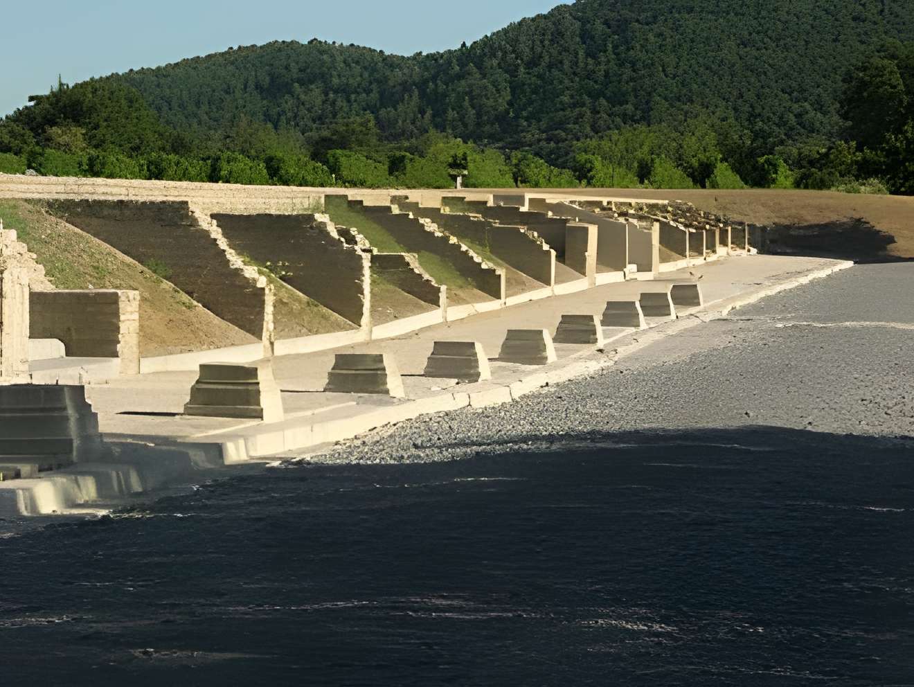 Site archéologique d'Alba-la-Romaine . Le cardo et les boutiques