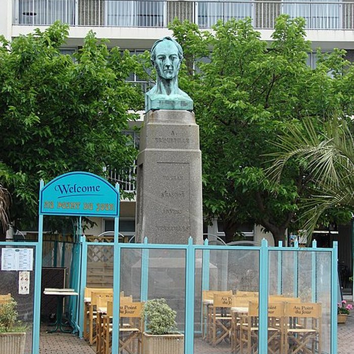 Photo de Statue de Briqueville ou monument à Armand de Briqueville, à Octeville