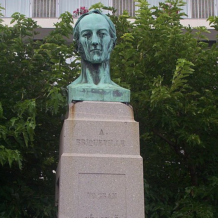Photo de Statue de Briqueville ou monument à Armand de Briqueville, à Octeville