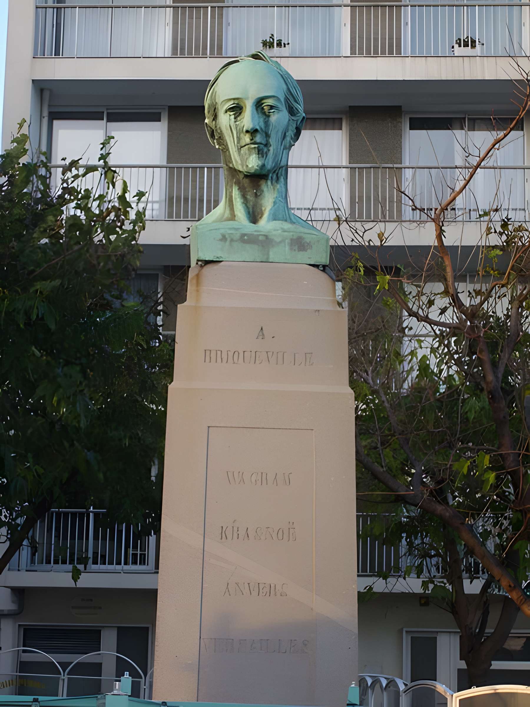 Statue de Briqueville ou monument à Armand de Briqueville, à Octeville