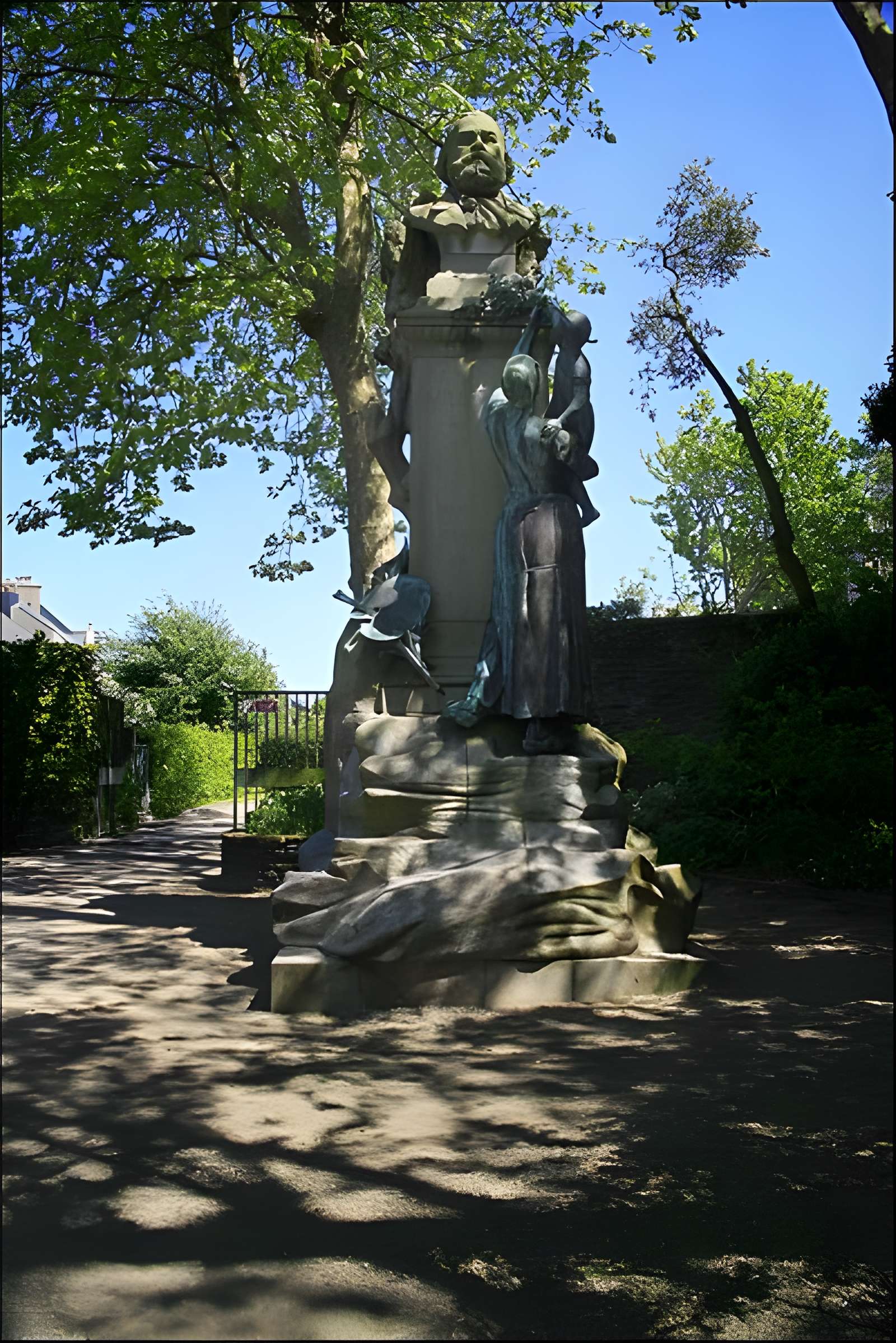 Statue de Jean-François Millet dans le jardin public, à Octeville